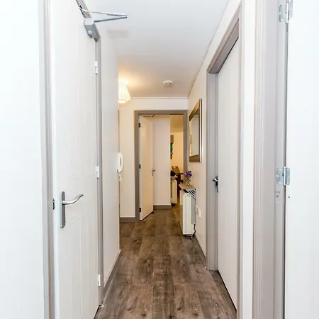 Thomas Street Apartment *